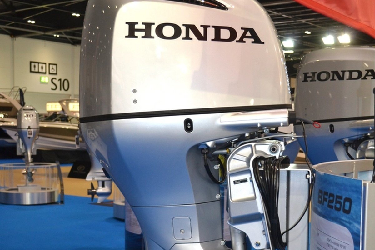 Moteur hors-bord Honda en gros plan