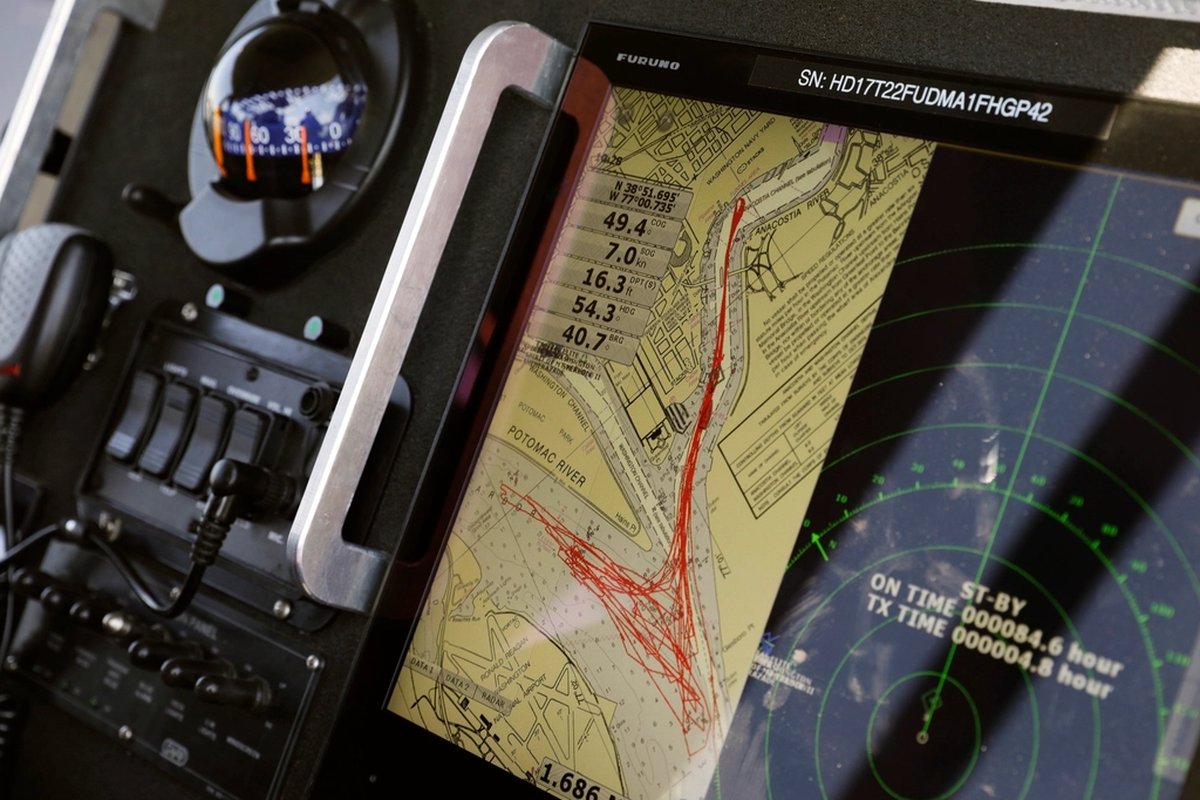 Ecran de navigation et VHF marine a bord